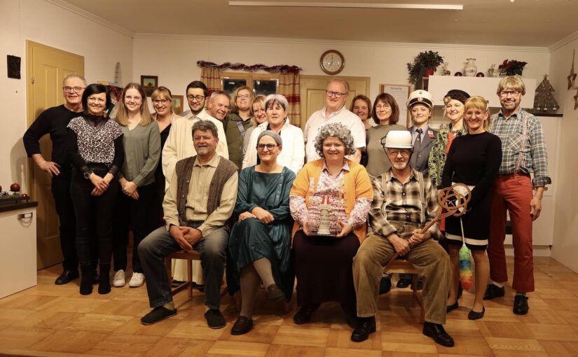 Wanderpokal-Übergabe an die Theatergruppe St. Oswald b. H